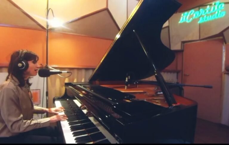 Instagram post from lisafrassi_official. This post is in position 1.